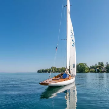 un voilier vogue sur le lac Léman