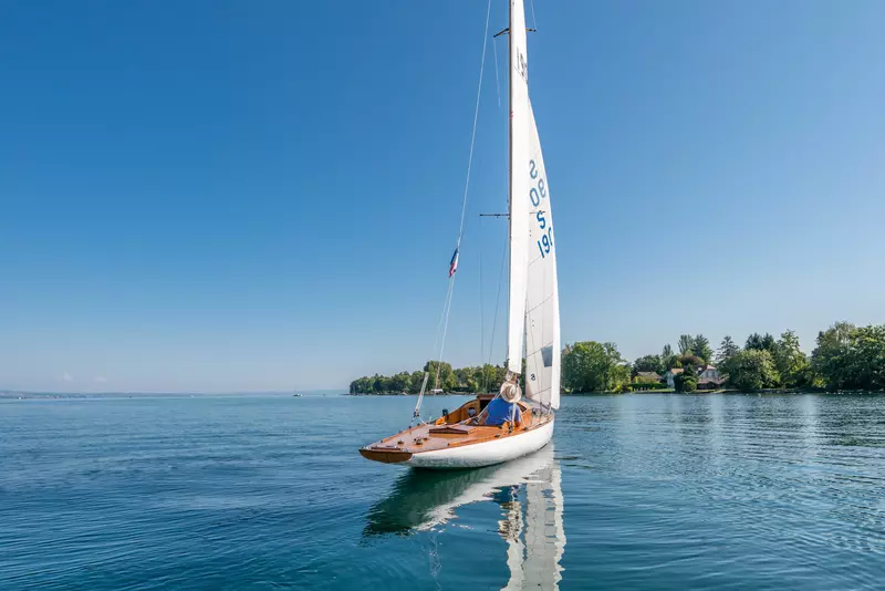 un voilier vogue sur le lac Léman