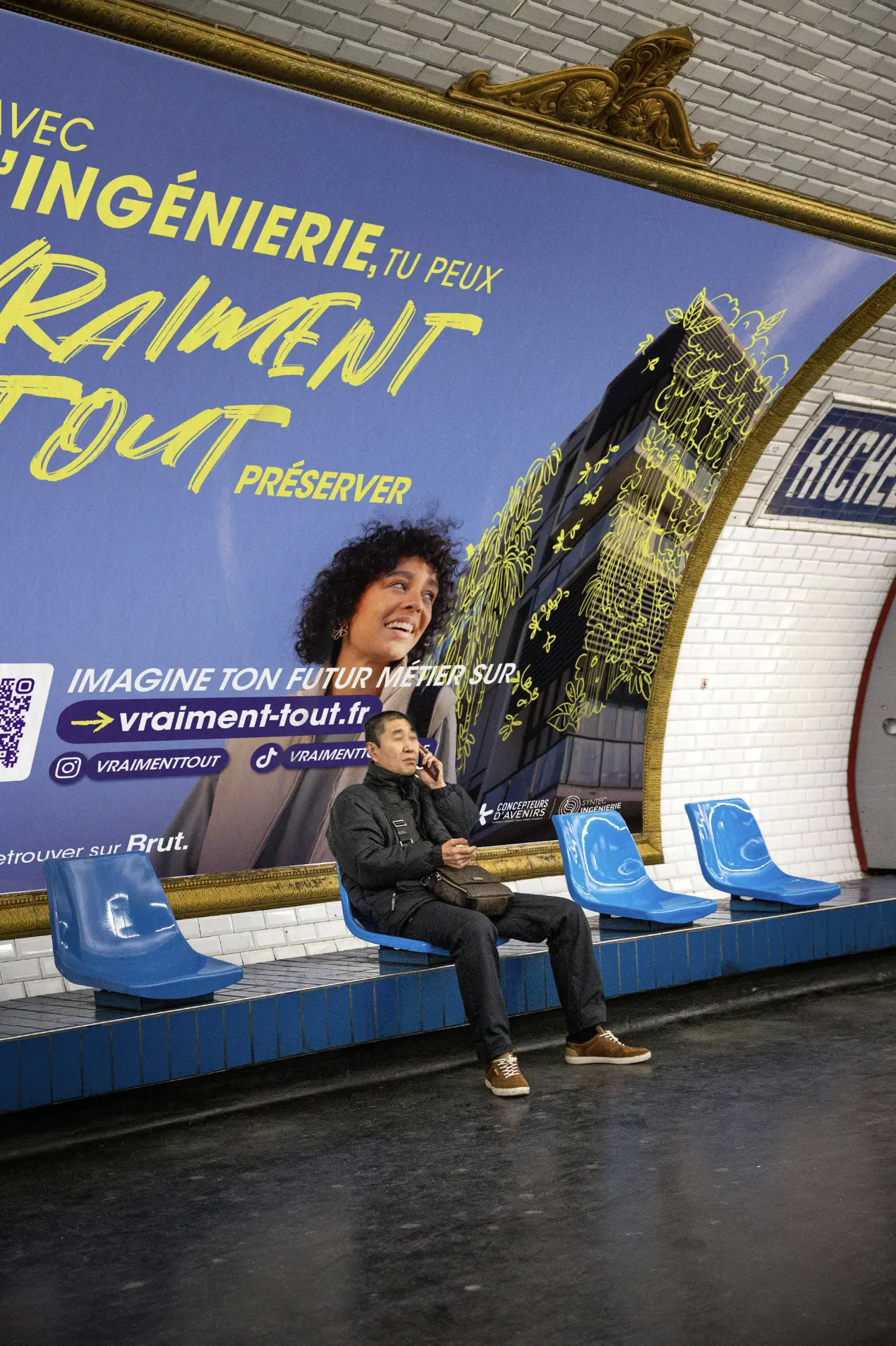 Affiche de la campagne de communication "Vraiment Tout" avec un homme attendant son métro à Paris