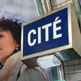 Campagne d'affichage pour la promotion des métiers de l'ingénierie dans l'arrêt de métro "Cité" à Paris