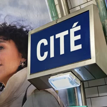 Campagne d'affichage pour la promotion des métiers de l'ingénierie dans l'arrêt de métro "Cité" à Paris