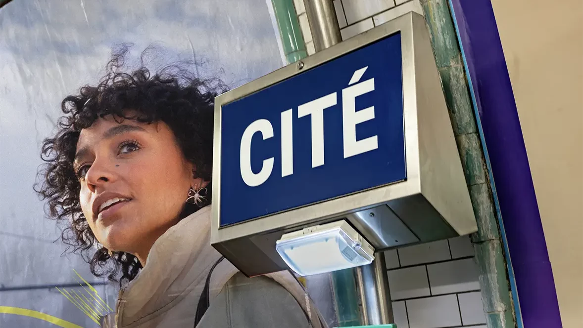 Campagne d'affichage pour la promotion des métiers de l'ingénierie dans l'arrêt de métro "Cité" à Paris