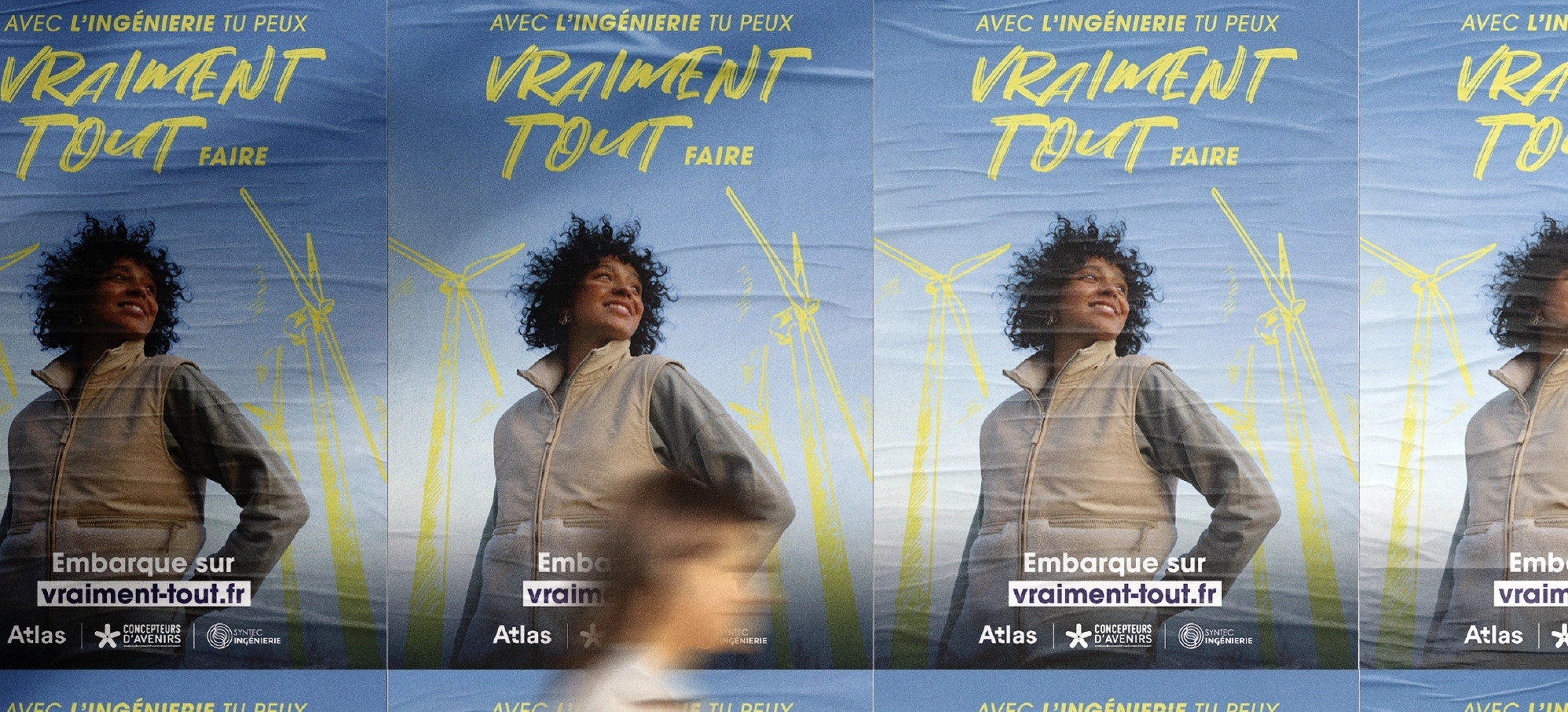 Affiches de la campagne de communication dans la rue avec un passant devant