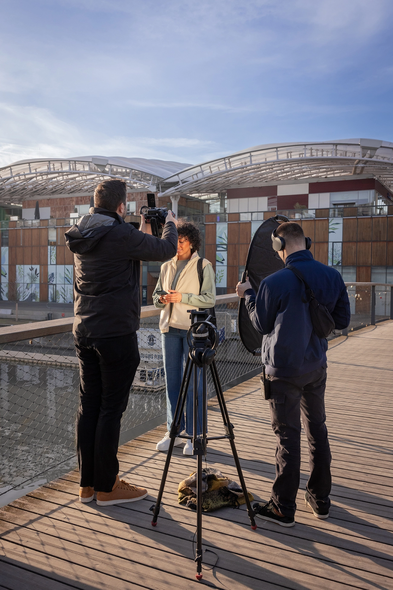 Coulisse du shooting photo de la campagne de communication "Vraiment Tout" avec deux photographes et notre modèle féminin