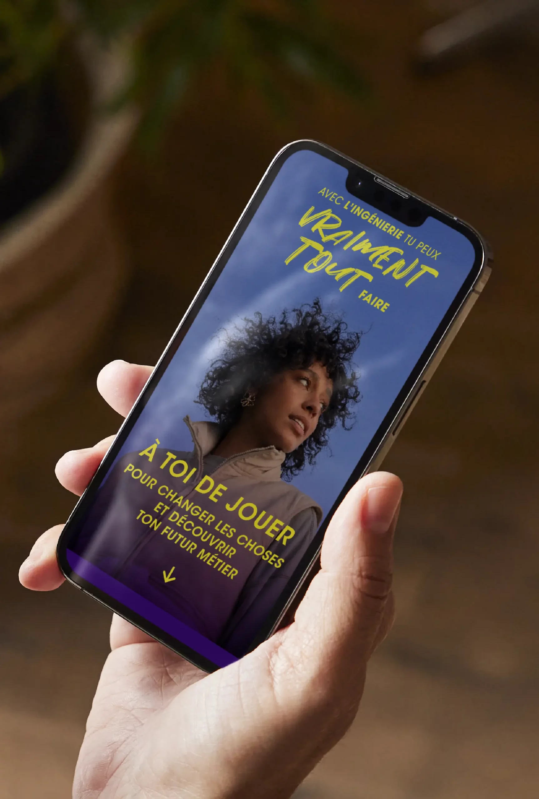 Un smartphone avec l'écran de démarrage du jeu interactif pour la campagne de communication 360 "Vraiment Tout"